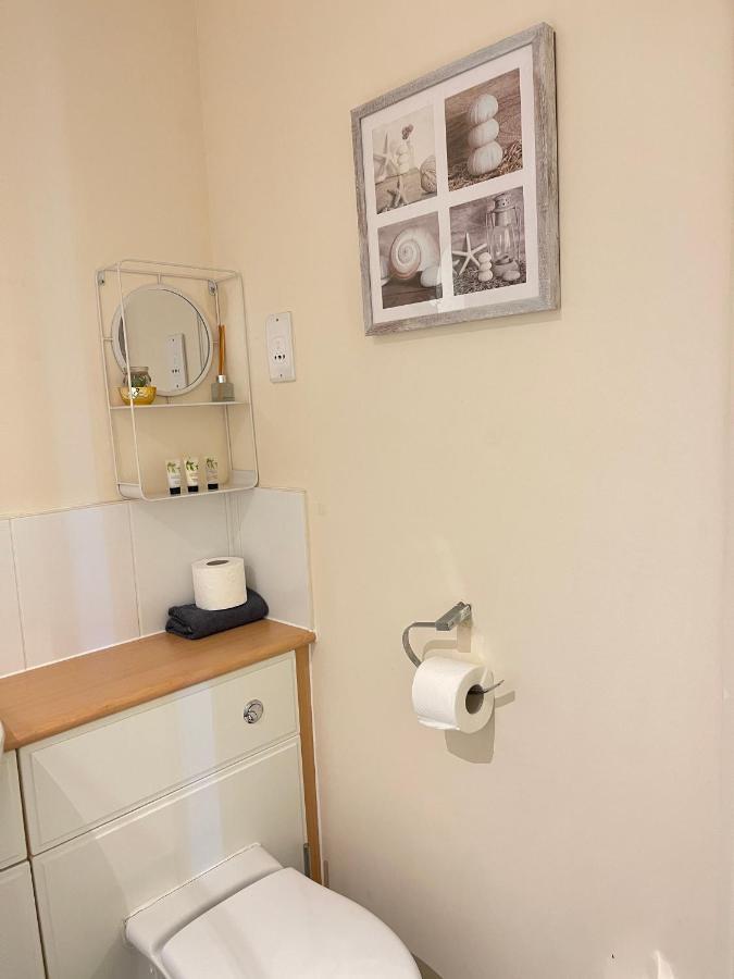 Radiant2 Bedroom Apartment In The Heart Of Harlow Town Exterior foto