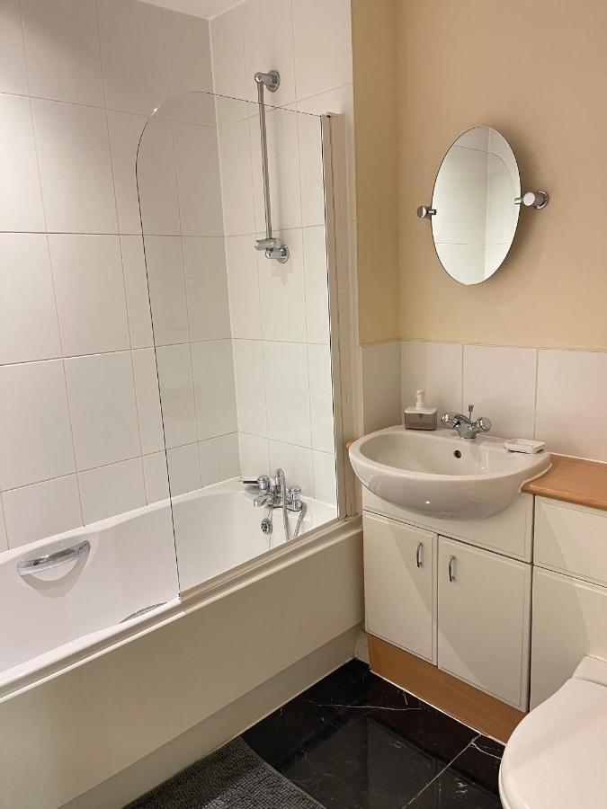Radiant2 Bedroom Apartment In The Heart Of Harlow Town Exterior foto