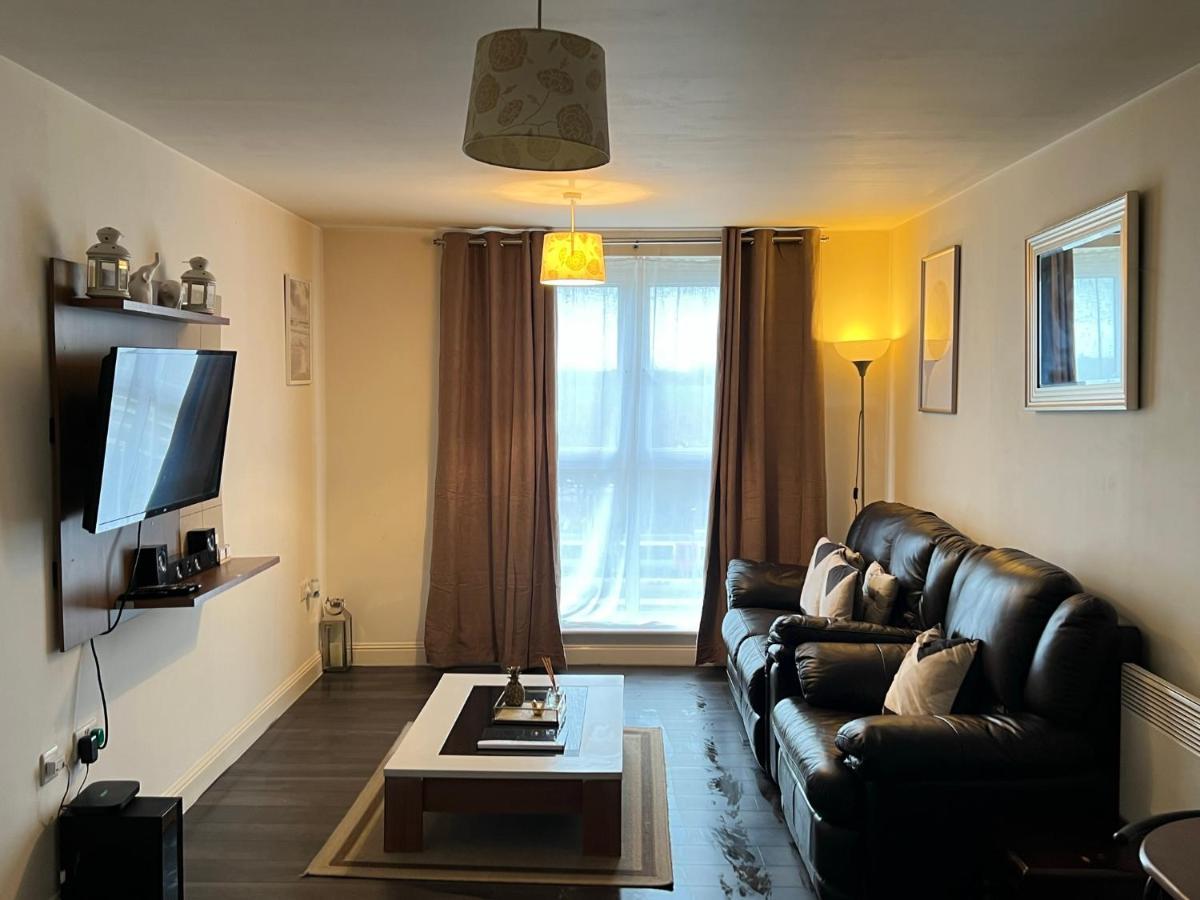Radiant2 Bedroom Apartment In The Heart Of Harlow Town Exterior foto