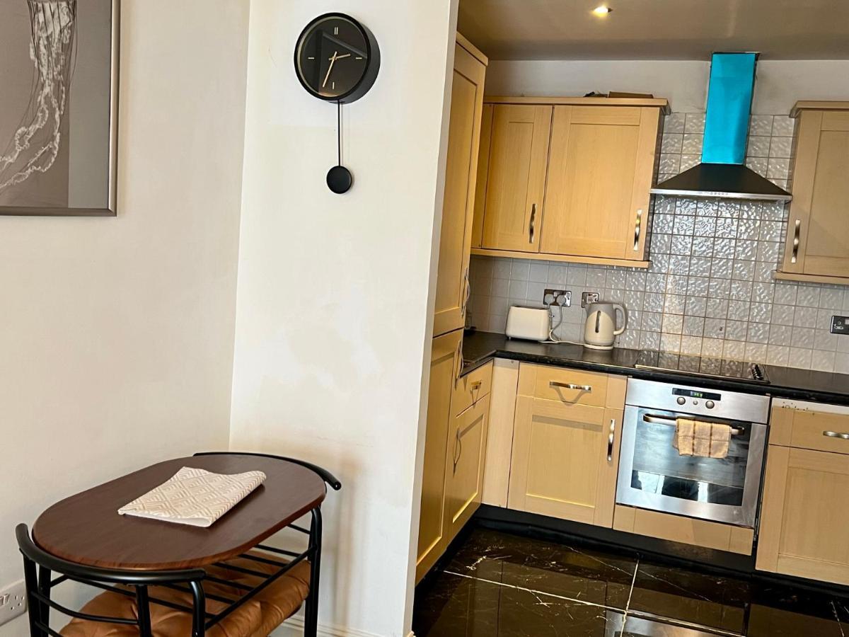 Radiant2 Bedroom Apartment In The Heart Of Harlow Town Exterior foto